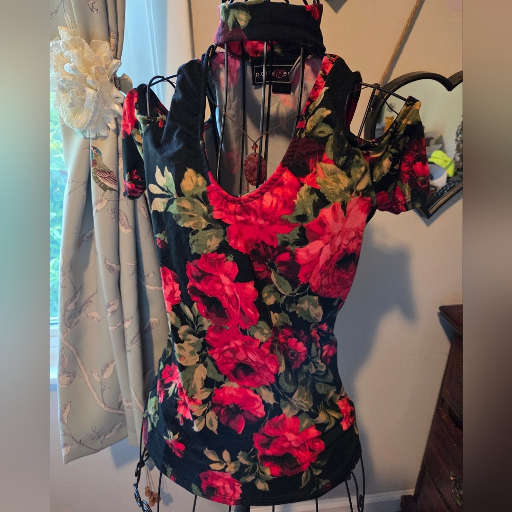 Polly & Esther Black and Red Floral Short Sleeve Top